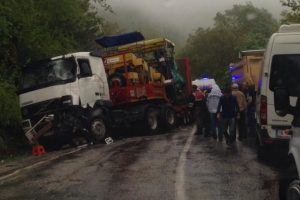 Bursa'da faciaya ramak kaldı! 2 TIR kafa kafaya &ccedil;arpıştı