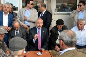 Kılı&ccedil;daroğlu vatandaşlarla sohbet etti