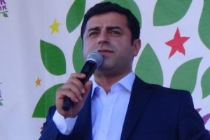 Demirtaş yeni se&ccedil;im şarkısı i&ccedil;in st&uuml;dyoya girdi