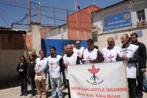 Cezaevi &ouml;n&uuml;nde hasta mahkumlar i&ccedil;in basın a&ccedil;ıklaması yapıldı