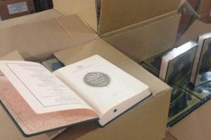 Diyanet depodaki K&uuml;rt&ccedil;e Kuran'ları g&ouml;sterdi