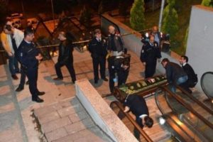 Y&uuml;r&uuml;yen merdivende tabut