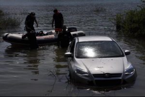 Baraja u&ccedil;an otomobilden son anda kurtuldular