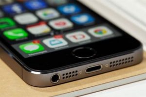 iPhone'lar artık prize takmadan şarj olacak