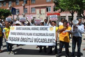 Okulun &ouml;n&uuml;nde m&uuml;d&uuml;r ve sendikacı kavgası