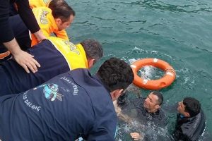 İntihar etmek i&ccedil;in denize atlayan vatandaşı polis ve AFAD ekibi kurtardı
