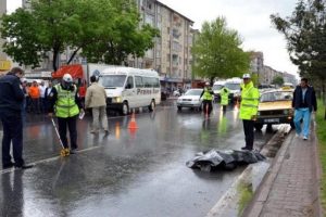 &Ouml;nce kamyonet arkasından taksi &ccedil;arptı