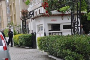 Adliye lojmanlarının g&uuml;venlik polisine bı&ccedil;aklı saldırı