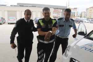 Bursa'da dur ihtarına uymayan gen&ccedil; polisin kolunu kırdı!