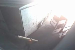 TIR'dan kumaş &ccedil;alan hırsızlar kamerada