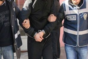 &Ouml;ğretim &uuml;yesi ve polis dahil 9 g&ouml;zaltı