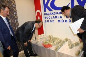 Kilolarca uyuşturucu taşıyordu, bakın ne iş yapıyor