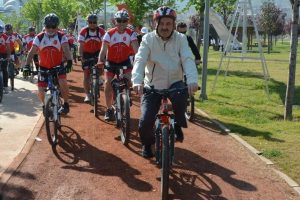 M&uuml;ezzinoğlu sağlıklı yaşamın form&uuml;l&uuml;n&uuml; Bursa'da verdi