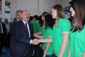 Bakan M&uuml;ezzinoğlu'ndan Avrupa Şampiyonu voleybolculara altın