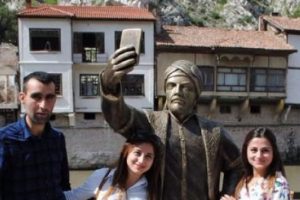 Amasya'ya selfie &ccedil;eken şehzade heykeli!