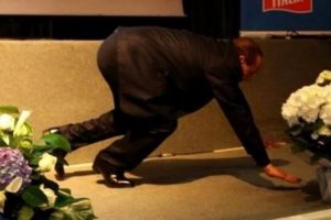 Berlusconi yere d&uuml;şt&uuml;! &Uuml;nl&uuml; siyaset&ccedil;inin zor anları