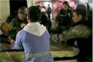 &Uuml;lke karıştı! 5 polis &ouml;ld&uuml;, 30 polis yaralandı
