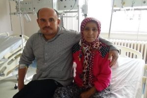 Anneler G&uuml;n&uuml;'nde eşine b&ouml;breğini verdi