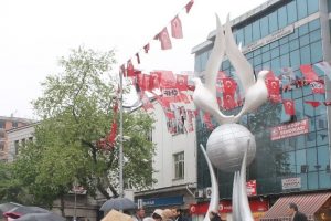 Asfaltsız yollara &ouml;zg&uuml;rl&uuml;k heykeli