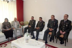 Genelkurmay'dan 'Anneler G&uuml;n&uuml;' s&uuml;rprizi: Bursalı anne 4 asker oğlu ile buluştu