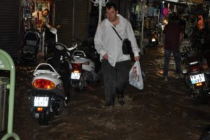 Sağanak yağmur hayatı olumsuz etkiledi