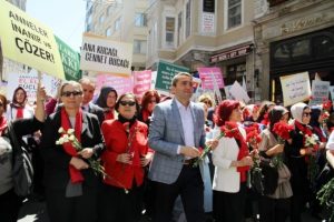 T&uuml;rkiye'nin anneleri İstiklal'de y&uuml;r&uuml;d&uuml;
