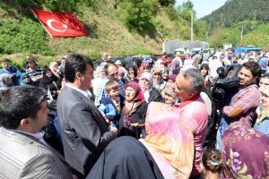 Bursa Osmangazi'de Başkan D&uuml;ndar k&ouml;y hayrına katıldı