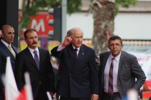 ''Alkış&ccedil;ıların d&uuml;şt&uuml;ğ&uuml; durumu g&ouml;r&uuml;p ibret alınmalı''