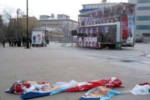Zabıtadan CHP'ye şafakta 'Bayrak' oporasyonu