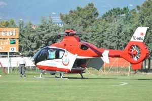 Bursa'da ma&ccedil;ın ortasında sahaya helikopter indi!