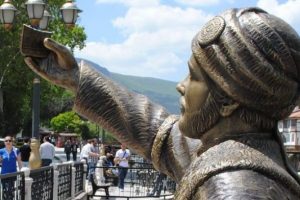 Selfie &ccedil;eken şehzade heykelinin telefonu kırıldı