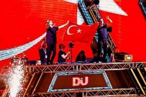 Sahnede T&uuml;rk bayrağı a&ccedil;tılar...