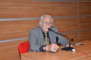 Eşref Kol&ccedil;ak Bursalı &ouml;ğrencilere i&ccedil;ini d&ouml;kt&uuml;