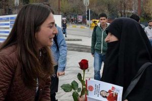 Oy isteyen CHP'li vekil adayını oğluna istedi