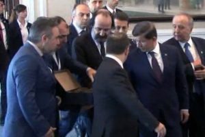Davutoğlu'nun ilk kez kabul ettiği hediye bakın ne oldu?