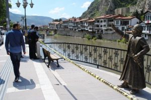 Selfie'ci şehzade heykelinin kılıcı da kırıldı