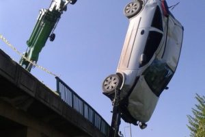 Bursa'da ara&ccedil; k&ouml;pr&uuml;den u&ccedil;tu!