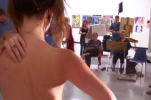 Dersinden ge&ccedil;mek isteyen &ouml;ğrenciler soyunmak zorunda!