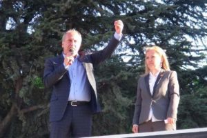 'İnce' g&ouml;nderme: Anneler G&uuml;n&uuml;'nde &ouml;lmesi...