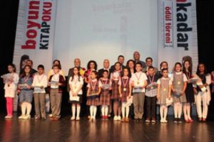 Nil&uuml;ferli &ouml;ğrencileri boyları kadar kitap okudu