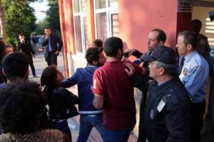 &Uuml;niversitede olay! HDP'lilerle &uuml;lk&uuml;c&uuml;ler bir anda...