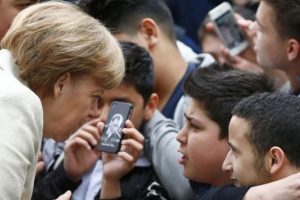 Merkel, telefonda Atat&uuml;rk'&uuml;n fotoğrafını g&ouml;r&uuml;nce sordu: Kim o?