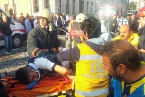 Otob&uuml;s ile otomobil kafa kafaya &ccedil;arpıştı: 1 &ouml;l&uuml;, 1 ağır yaralı