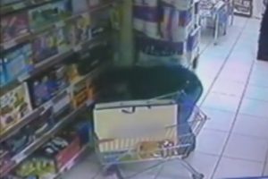 Bebek maması &ccedil;alan hırsızlar kamerada!