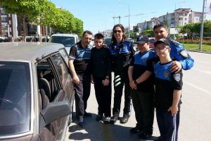 Bursa'nın engel tanımaz polisleri yollarda g&uuml;ven verdi!