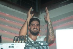 İdo Tatlıses babasının u&ccedil;ağıyla fotoğraf &ccedil;ektirdi...