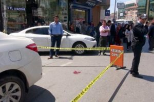 Arkasından yaklaştığı kadının kafasına sıktı!
