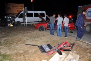Minib&uuml;sle otomobil &ccedil;arpıştı: 7 yaralı