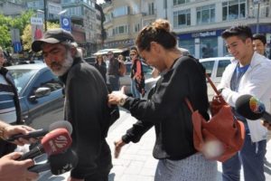 H&uuml;lya Avşar dilenci adamın poposuna vurdu...
