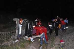 Virajı alamayan otomobil tren yoluna u&ccedil;tu